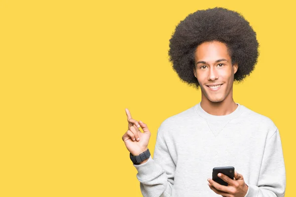 Jonge Afro Amerikaanse Man Met Afro Haar Met Behulp Van — Stockfoto