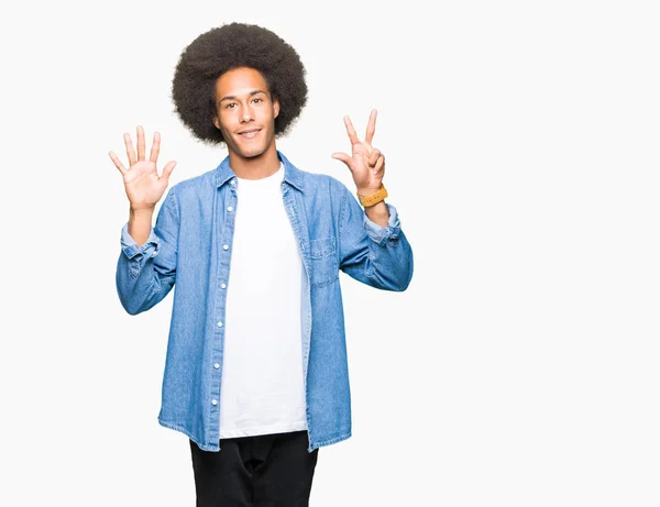 Joven Hombre Afroamericano Con Pelo Afro Mostrando Apuntando Hacia Arriba — Foto de Stock