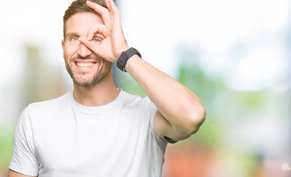 Hombre Guapo Con Camiseta Blanca Casual Haciendo Buen Gesto Con —  Fotos de Stock