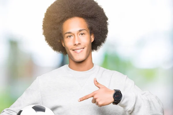 Junger Afrikanisch Amerikanischer Mann Mit Afro Haaren Hält Fußballball Sehr — Stockfoto