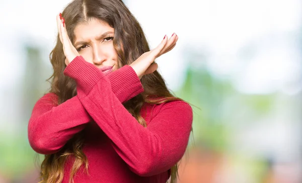 Giovane Bella Donna Che Indossa Maglione Rosso Espressione Rifiuto Incrociando — Foto Stock