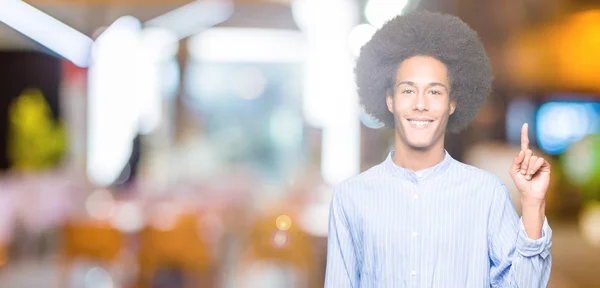 Młody African American Włosów Afro Wyświetlono Wskazując Palcem Numer Jeden — Zdjęcie stockowe