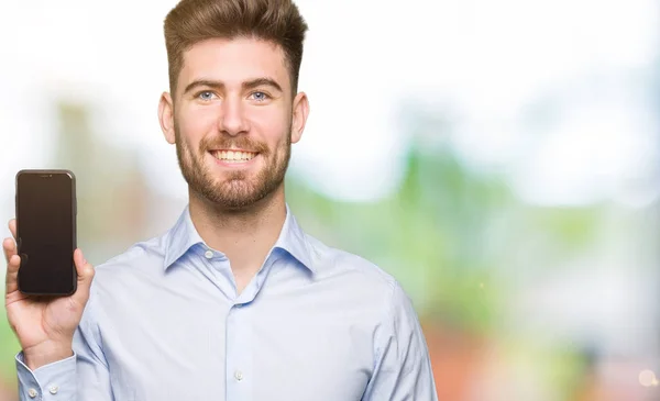 Junger Gutaussehender Mann Zeigt Smartphone Bildschirm Mit Glücklichem Gesicht Stehend — Stockfoto