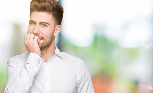 Jonge Knappe Zakenman Zoek Gestresst Nerveus Met Handen Mond Nagels — Stockfoto