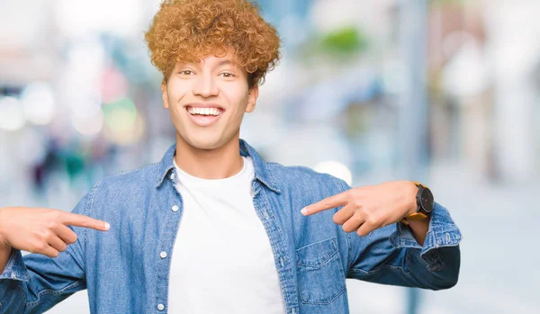 Joven Hombre Guapo Con Pelo Afro Vistiendo Chaqueta Mezclilla Mirando —  Fotos de Stock