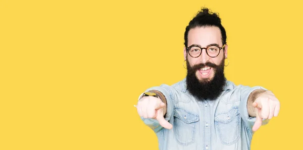 Jeune Homme Hipster Aux Cheveux Longs Barbe Portant Des Lunettes — Photo