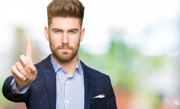 Junger Gutaussehender Geschäftsmann Zeigt Mit Erhobenem Finger Und Wütendem Gesichtsausdruck — Stockfoto