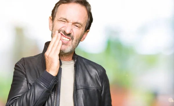 Hombre Guapo Mediana Edad Con Chaqueta Cuero Negro Tocando Boca — Foto de Stock