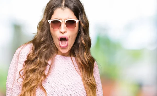 Junge Schöne Frau Mit Sonnenbrille Und Rosa Pullover Ängstlich Und — Stockfoto