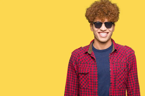 Ung Stilig Man Med Afro Hår Bär Solglasögon Med Ett — Stockfoto