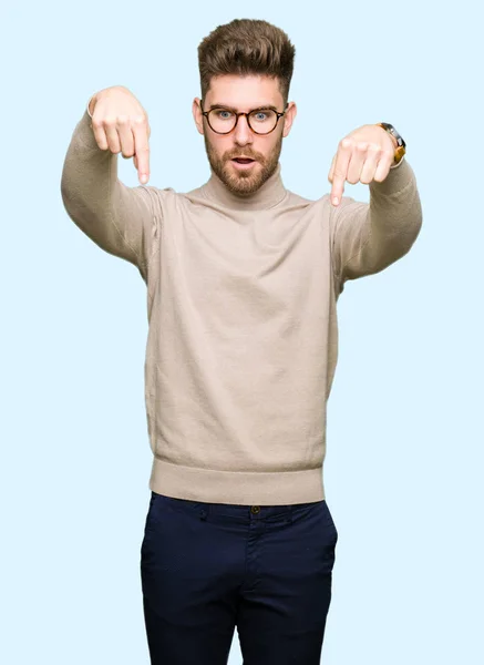 Молодий Красивий Бізнесмен Окулярах Вказуючи Пальцями Показуючи Рекламу Здивоване Обличчя — стокове фото