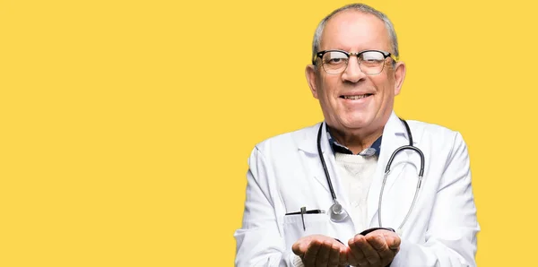 Hombre Guapo Médico Senior Con Abrigo Médico Sonriendo Con Las — Foto de Stock