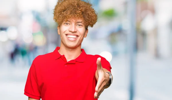 Joven Hombre Guapo Con Pelo Afro Vistiendo Camiseta Roja Sonriendo — Foto de Stock