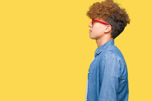 Jovem Homem Bonito Com Cabelo Afro Vestindo Óculos Olhando Para — Fotografia de Stock