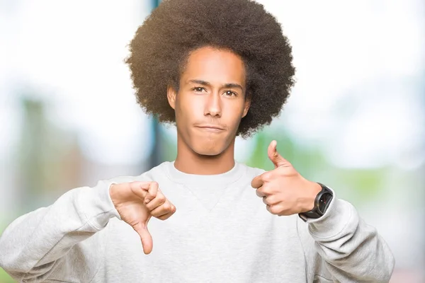 スポーティなトレーナーやって親指を上下に着てアフロの髪 不一致 契約式の若いアフリカ系アメリカ人 クレイジー衝突 — ストック写真