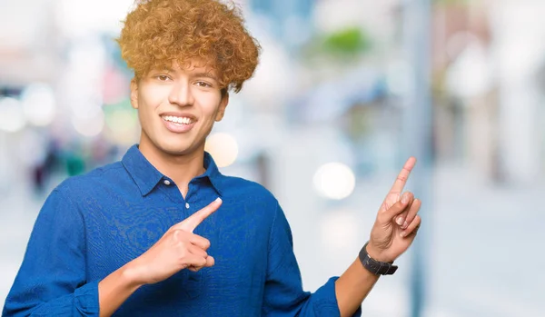 Joven Hombre Elegante Guapo Con Pelo Afro Sonriendo Mirando Cámara — Foto de Stock