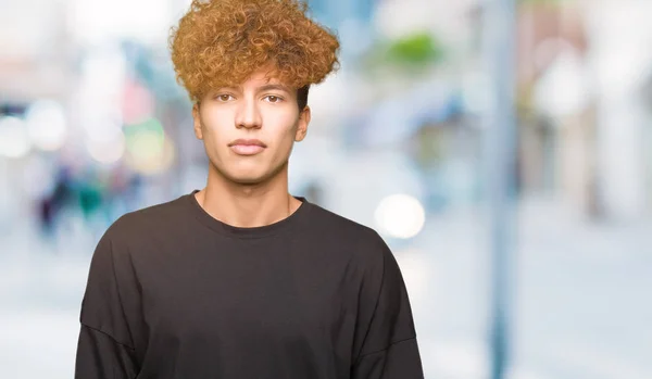 Joven Hombre Guapo Con Pelo Afro Vistiendo Camiseta Negra Relajado —  Fotos de Stock