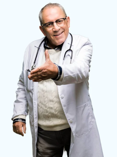 Przystojny Starszy Lekarz Człowiek Nosi Płaszcz Medyczny Uśmiechnięty Przyjazny Oferując — Zdjęcie stockowe