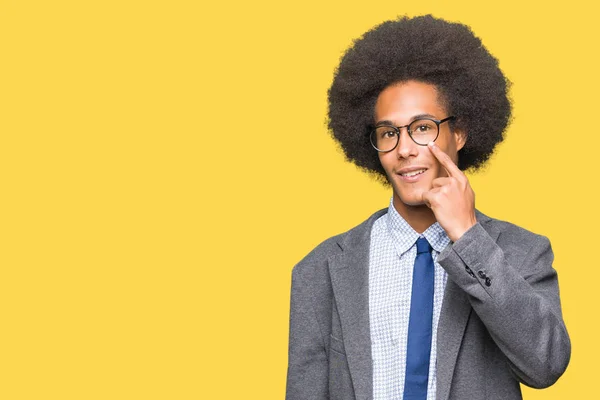 Ung Afrikansk Amerikansk Affärs Man Med Afro Hår Glasögon Pekar — Stockfoto
