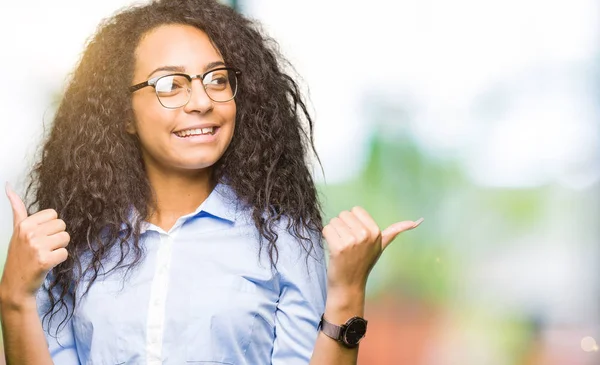 Menina Negócios Bonita Nova Com Cabelo Encaracolado Usando Óculos Sinal — Fotografia de Stock