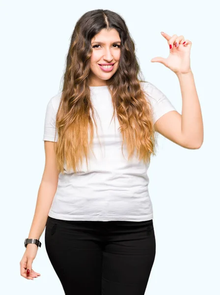 Jovem Mulher Bonita Vestindo Casual Shirt Branca Sorrindo Confiante Gesto — Fotografia de Stock