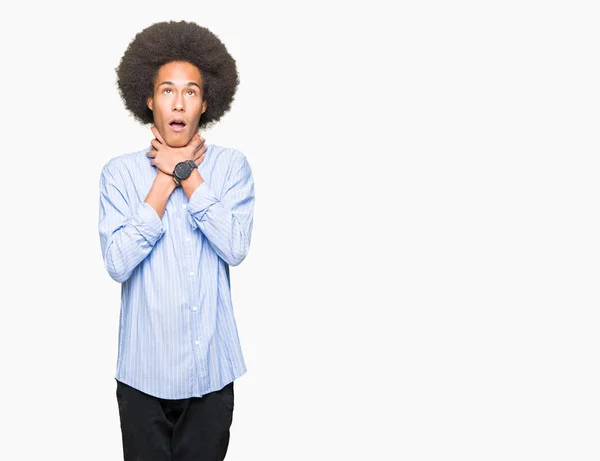 Joven Afroamericano Con Pelo Afro Gritando Sofocado Porque Estrangulamiento Doloroso —  Fotos de Stock