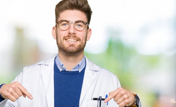 年轻英俊的科学家 戴着自信的眼镜的男人面带微笑 用手指自豪而快乐地指着自己 — 图库照片