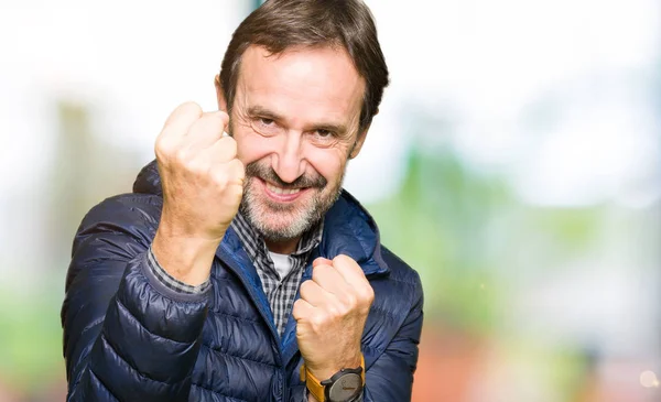 Homem Bonito Meia Idade Vestindo Casaco Inverno Pronto Para Lutar — Fotografia de Stock