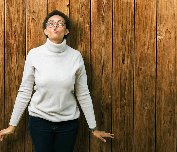 Joven Hermosa Mujer Afroamericana Con Gafas Sobre Fondo Aislado Haciendo — Foto de Stock