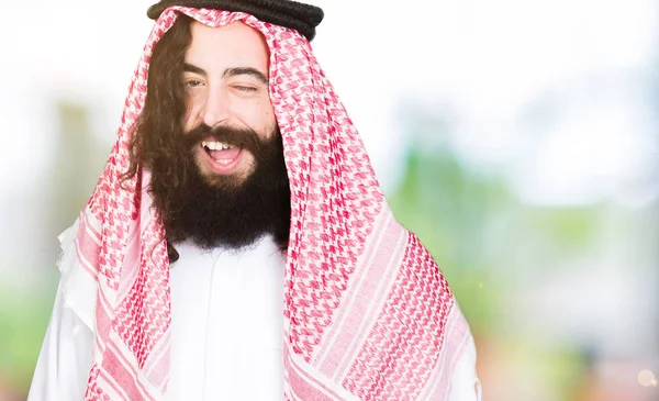 Arabský Obchodník Dlouhými Vlasy Nosí Tradiční Palestinou Šátek Mrkající Při — Stock fotografie