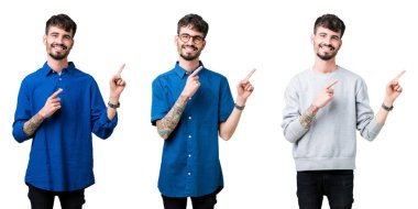 Gülümseyen ve iki elleri ve parmakları ile tarafına işaret kamera bakarak izole arka plan üzerinde genç adam kolaj.