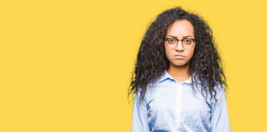 Kıvırcık saçlı gözlük şüpheci ve sinir, papatyanın üzgün sorunu nedeniyle giyen genç güzel iş kız. Negatif kişi.