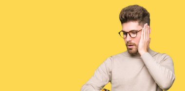 Genç yakışıklı iş adam gözlük giyiyor saat zaman endişeli bakıyor, geç olmaktan korkuyor