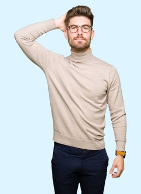 Genç yakışıklı iş adam gözlük yanıltır ve soru hakkında merak ediyorum. Şüphe, kafasına el ile düşünme ile belirsiz. Dalgın kavramı.