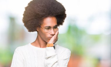 Afrikalı-Amerikalı genç afro saçlı gözlüklü seyir yorgun ve çapraz kolları olan depresyon sorunları ile sıkılmış düşünme.