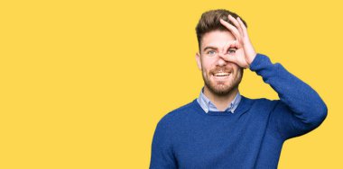 Gülümseyen, parmakları ile mutlu yüz üzerinden seyir göz el ile ok jest yapan genç yakışıklı bussines erkek.