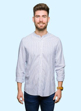 Yüzünde mutlu ve havalı bir gülümseme olan genç yakışıklı bir adam. Şanslı kişi..