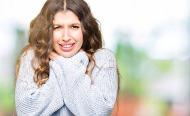 Giyen genç güzel kadın kazak bağırarak kış ve çünkü boğmak acı kendi ellerimle öldürürüm. Sağlık sorunu. Yaralarından ve intihar kavramı.