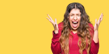 Kızgın ve silah ile başarı için deli kırmızı kazaklı kutluyor giyen genç güzel kadın kaldırdı ve heyecanlı çığlık gözler kapalı. Kazanan kavramı