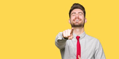 Genç yakışıklı iş sizin göğüs üzerinde parmak el kamerasıyla işaret eden gülme dostum, ifade utanç