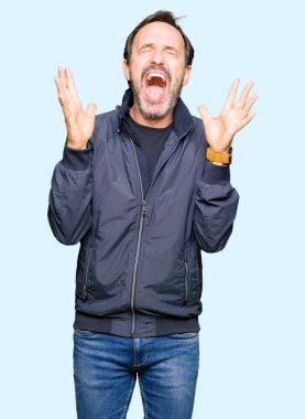 Orta Çağ yakışıklı adam bir ceket giyen deli ve deli ile başarı için silah kaldırdı ve kapalı gözleri heyecanlı çığlık. Kazanan kavramı