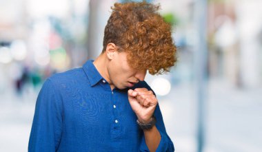 Afro saçlı Genç yakışıklı zarif adam duygusuz ve soğuk veya bronşit için belirti olarak öksürüyor. Sağlık konsepti.