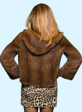 Geriye doğru uzakta silah ile vücut üzerinde seyir ayakta vizon kürk giyen güzel orta yaş zarif kadın