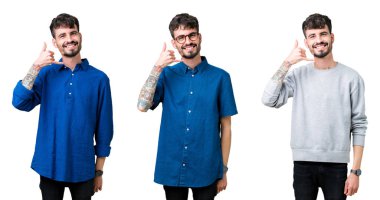 İzole arka plan yapıyor gülümseyen genç adam kolaj telefon hareketi ile el ve parmak telefonda konuşuyor gibi. Kavramları iletişim.