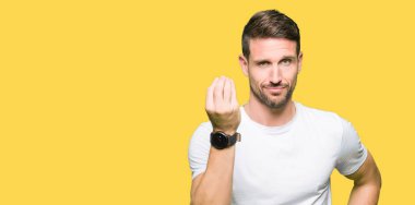 Casual beyaz tişört yapıyor İtalyan giyen yakışıklı adam el ve parmak emin ifadeyle jest