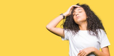 Casual beyaz t-shirt giyen kıvırcık saçlı genç güzel kız hastalık ve ateş, grip ve soğuk, virüs hasta için alın dokunmadan