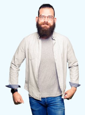 Gözlük giyen genç sarışın adam komik yüzü yanakları kabarık. Ağız hava ile şişirilmiş, çılgın ifade.