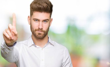 Genç yakışıklı iş dostum işaret parmağını ve kızgın ifade ile