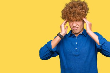 Genç yakışıklı zarif adam ile afro saç ile baş ağrısı için baş çünkü stres. Migren muzdarip.