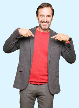 Yüzünde gülümseme ile kendinden emin görünüyorsun, kendini gururlu ve mutlu parmakları ile işaret orta yaş yakışıklı iş adamı.